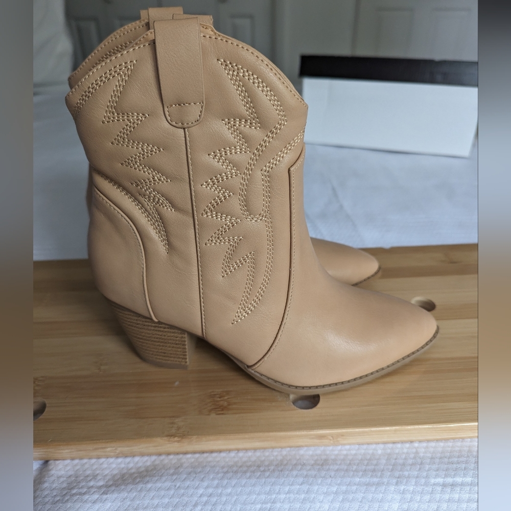 Qupid Texas Trip toffee Embroidered Cowboy Booties size 6.5.